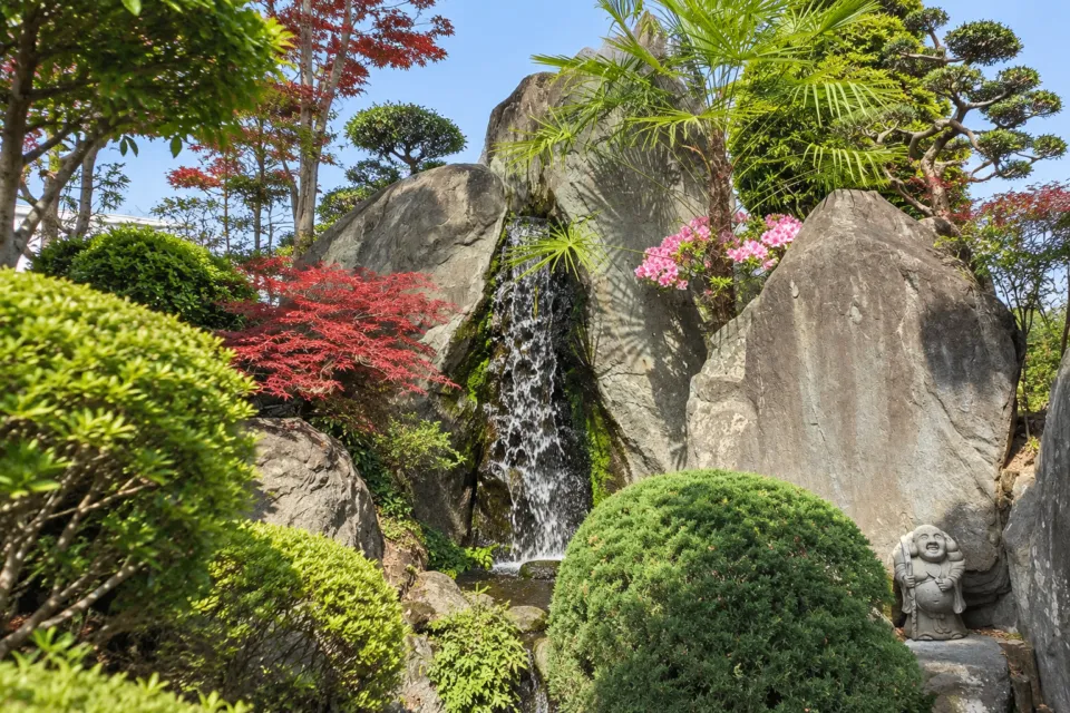本家かもめ屋の滝と緑が広がる庭園
