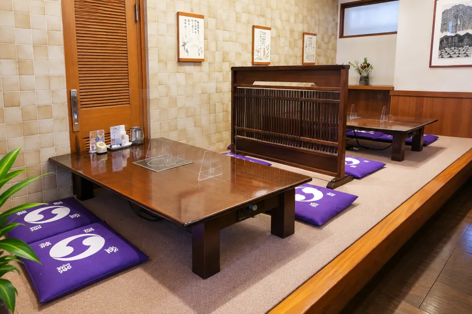 本家かもめ屋の座布団を配した座敷の低いテーブル