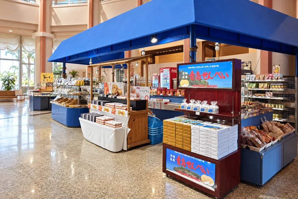 ホテル青島サンクマールの青い屋根の売店