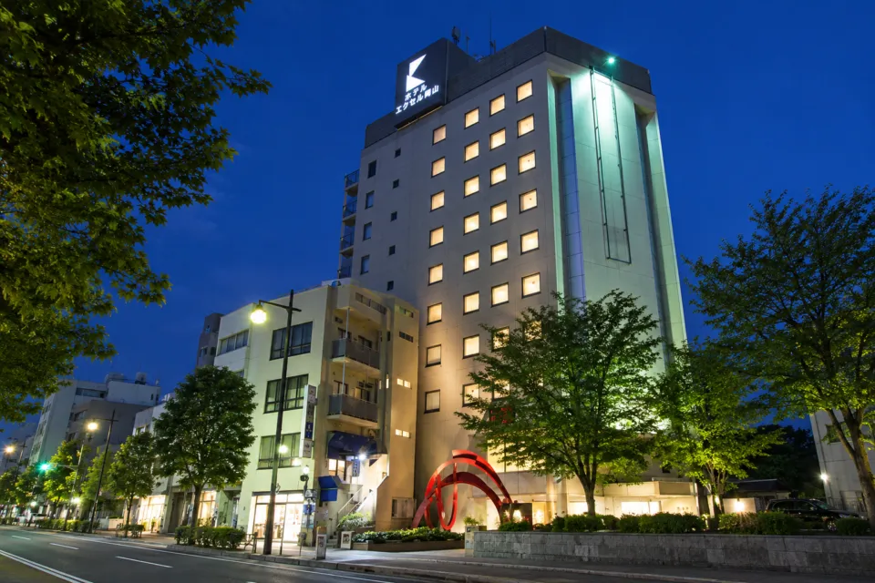 ホテルエクセル岡山の夜のホテル外観