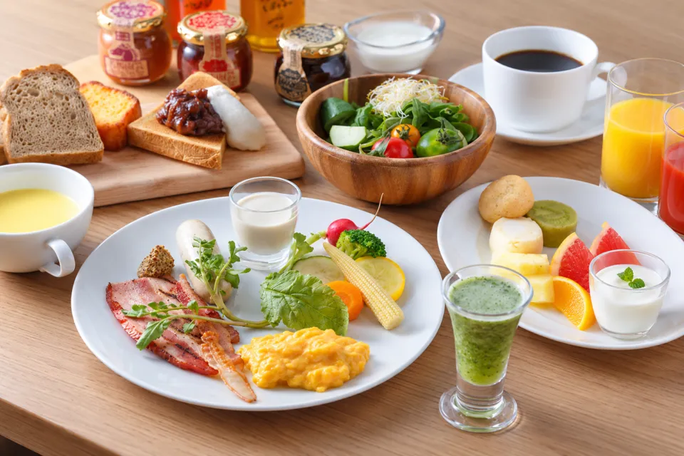 ホテルメトロポリタン仙台イーストのパンと卵料理を盛り付けた朝食