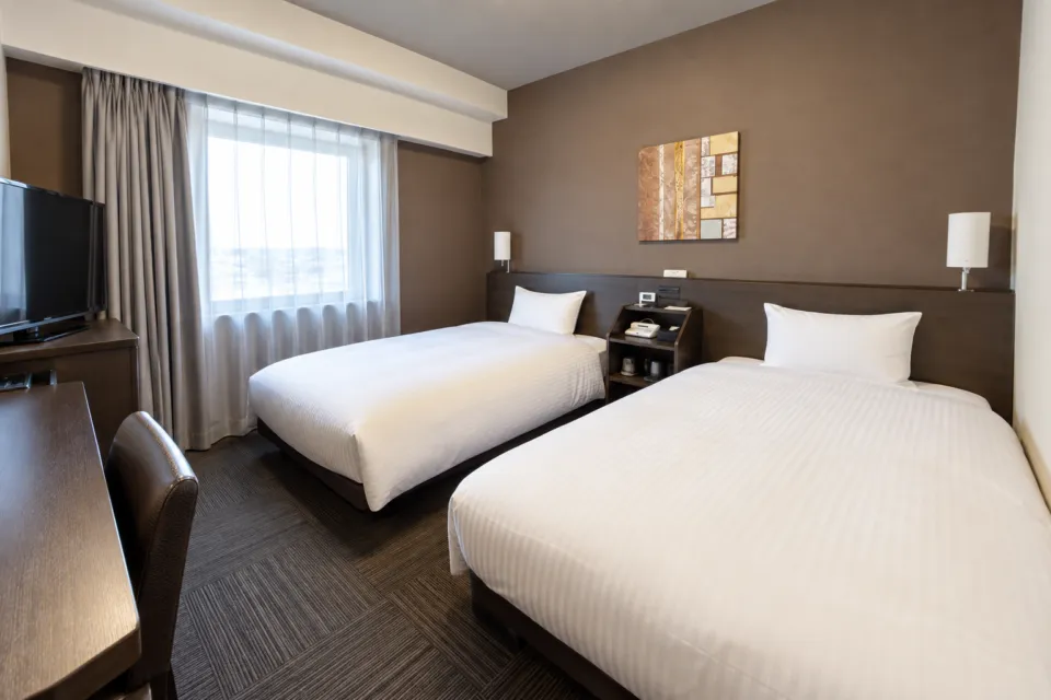 ホテルルートインひたちなかのコンフォートツインのベッドと窓