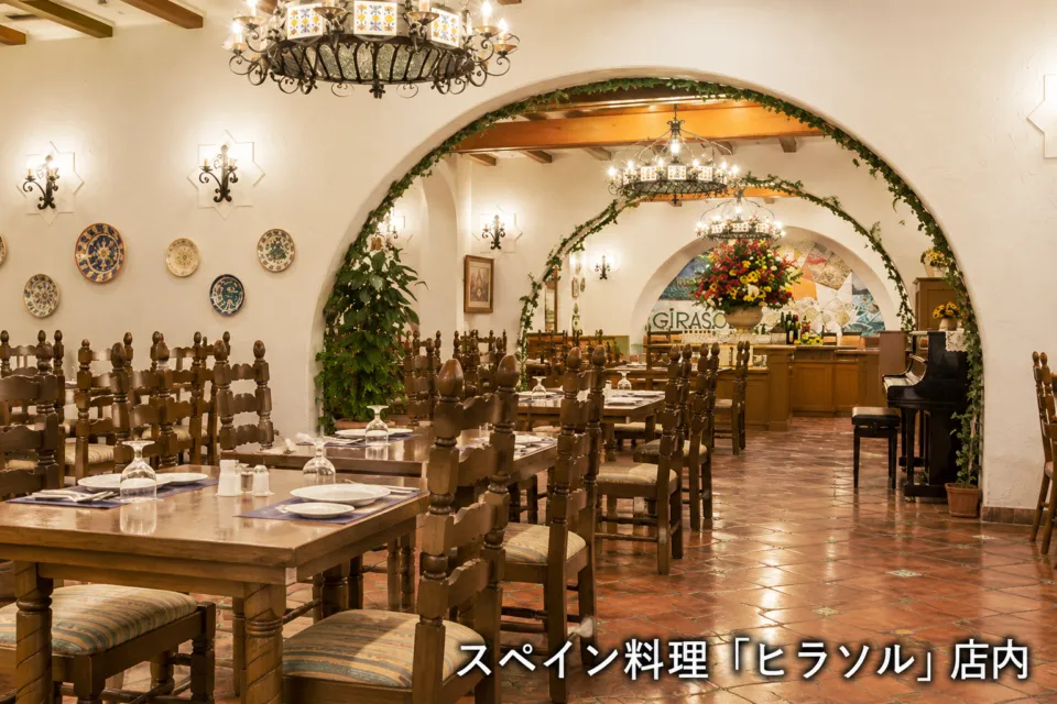 ホテル志摩スペイン村のアーチとシャンデリアのあるヒラソルの店内