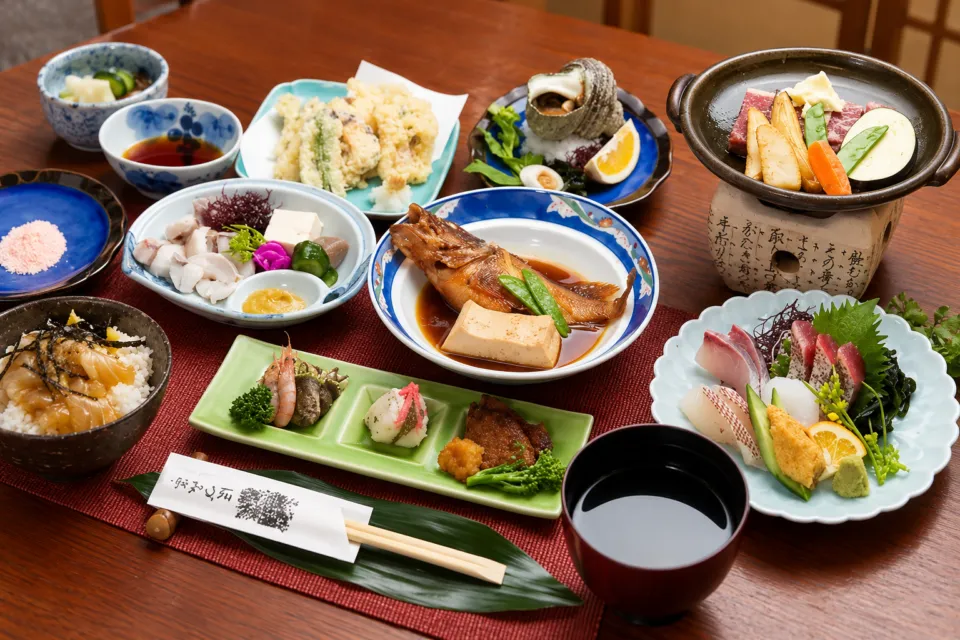 ほづみ亭の魚料理を組み合わせた会席の盛り付け例