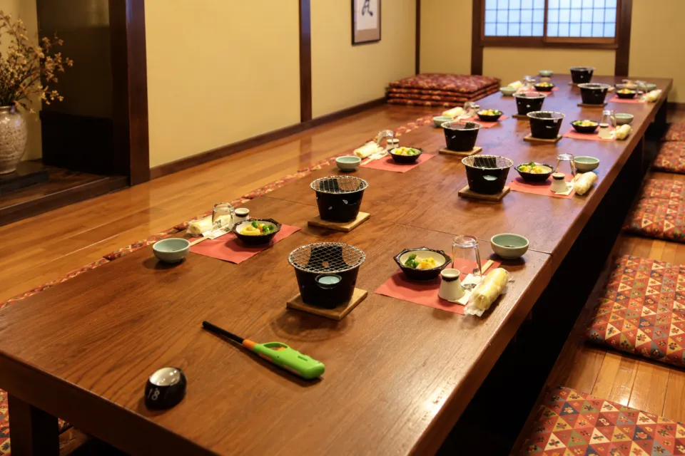 ほづみ亭の料理と器を配した長い卓の座敷席
