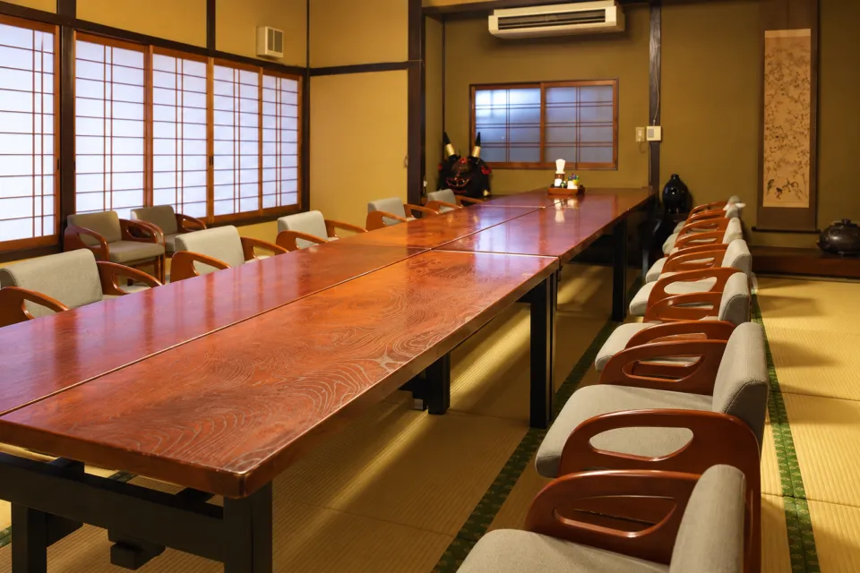 ほづみ亭の椅子を並べた畳の宴会個室