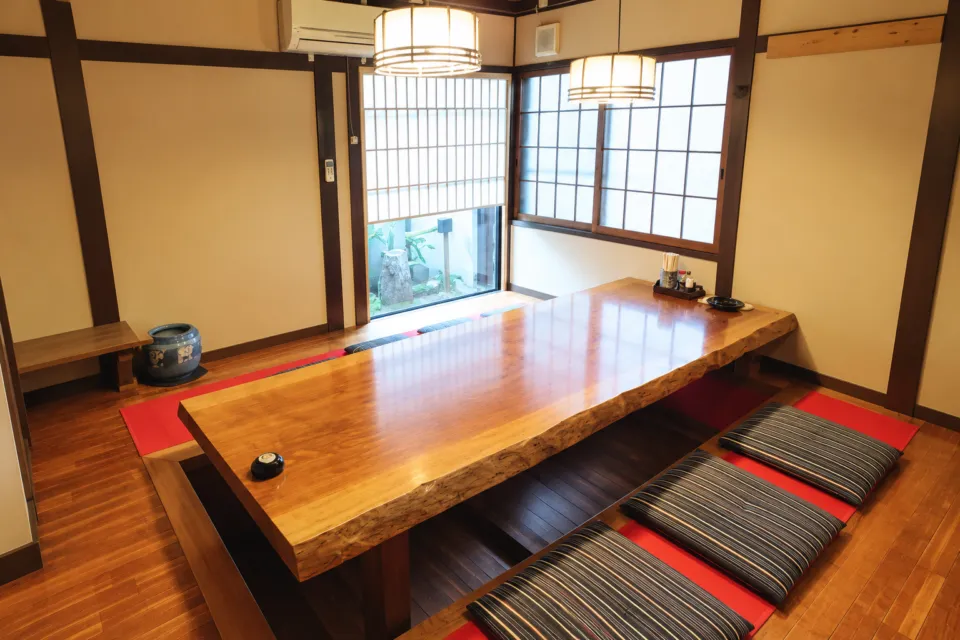 ほづみ亭の窓際の木の卓と座布団の席