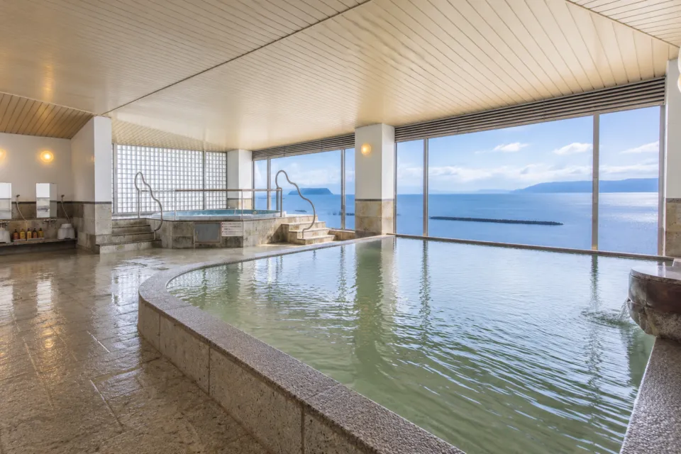 指宿海上ホテルの海を望む展望大浴場