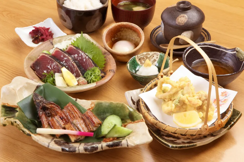 いちもん家の鰹のたたきとうなぎを盛った御膳