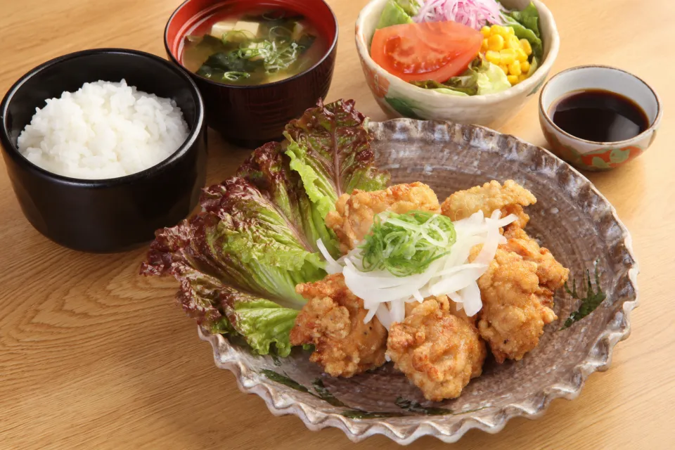 いちもん家の唐揚げとご飯・味噌汁・サラダの定食
