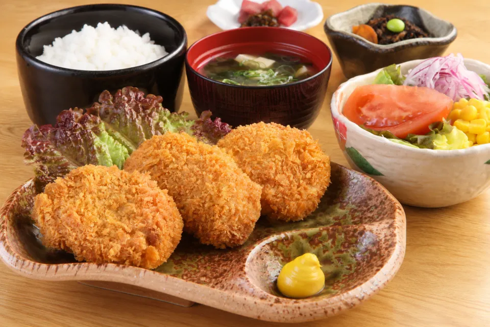いちもん家の揚げ物とご飯・味噌汁・サラダの定食