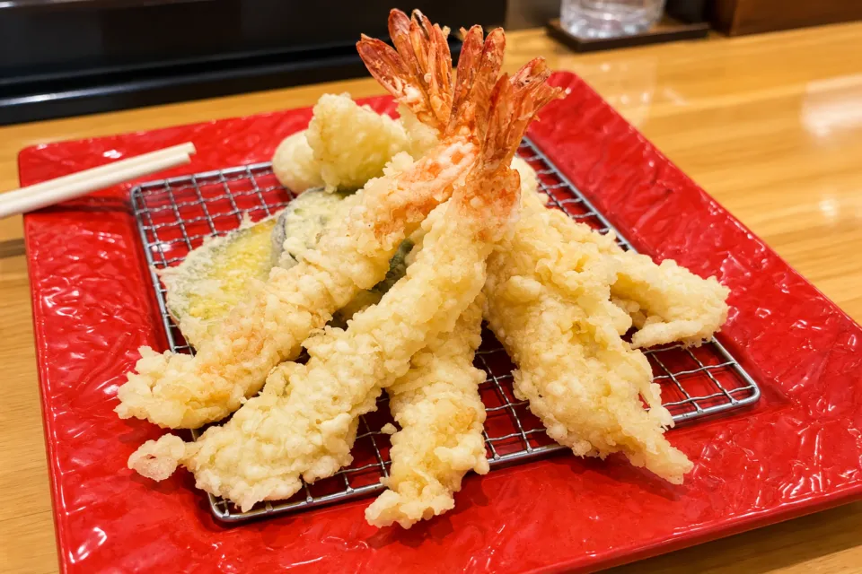 冨士天ぷら いだ天 河口湖本店の海老と野菜の天ぷら盛り合わせ