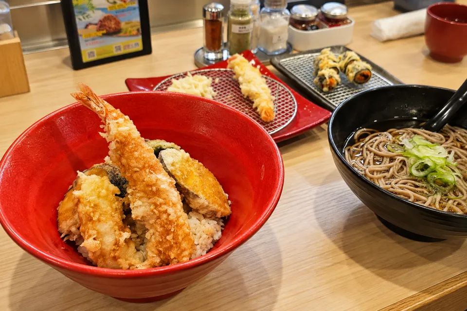 冨士天ぷら いだ天 河口湖本店の海老天丼と麺の組み合わせ