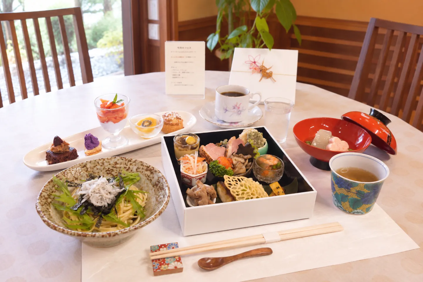 ギャラリーカフェ鵤樂舎の料理を並べた店内の食卓