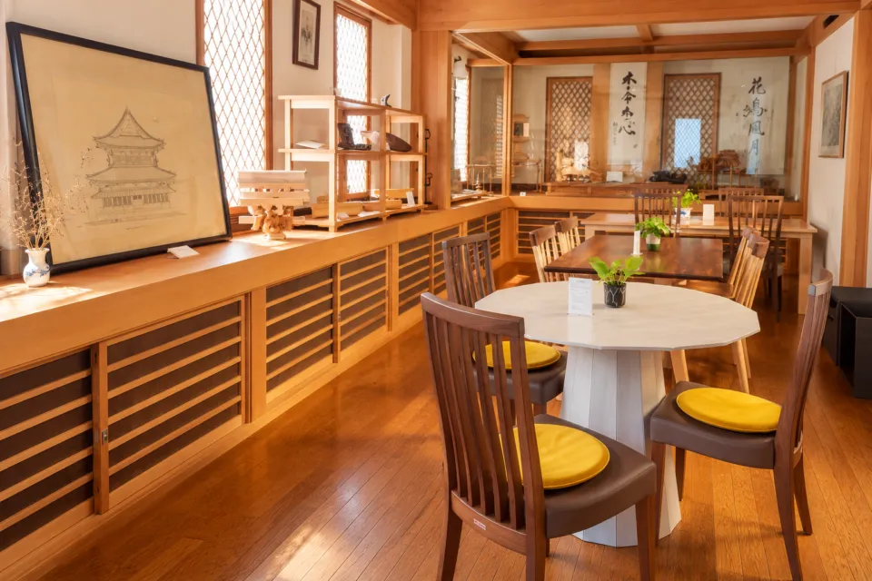 ギャラリーカフェ鵤樂舎の木製のテーブルと椅子が並ぶ店内