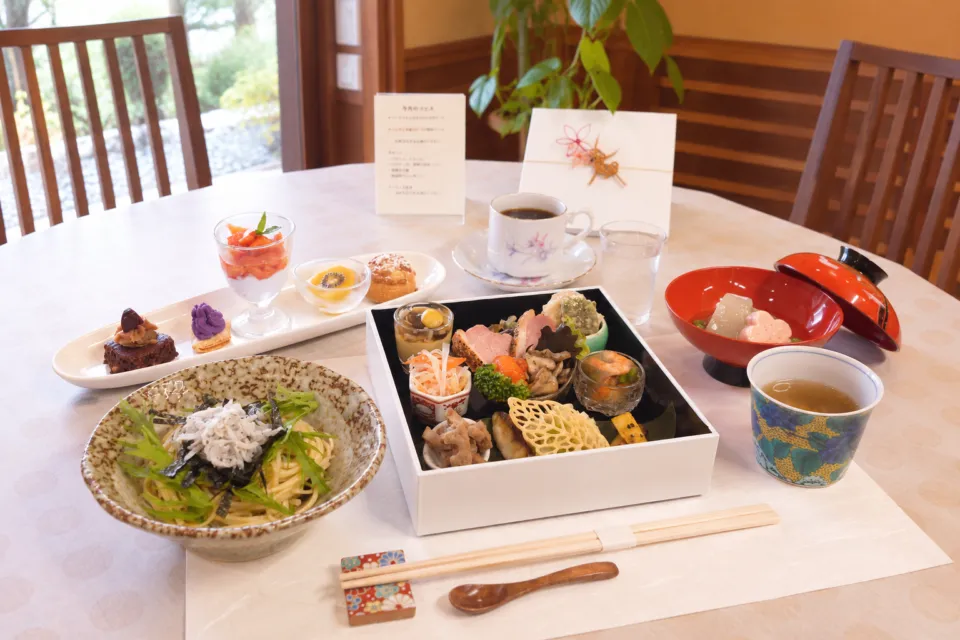 ギャラリーカフェ鵤樂舎の料理を並べた店内の食卓