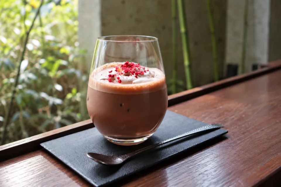 石の蔵のグラスに入ったチョコレートドリンク