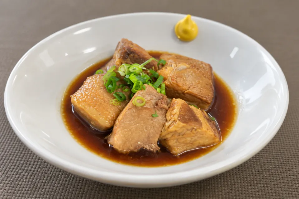 石松餃子 本店のねぎを添えた豚の角煮