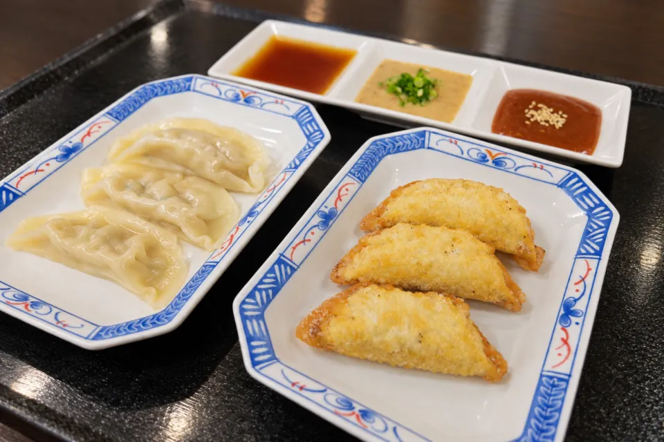 石松餃子 本店の揚げ餃子と水餃子の盛り合わせ