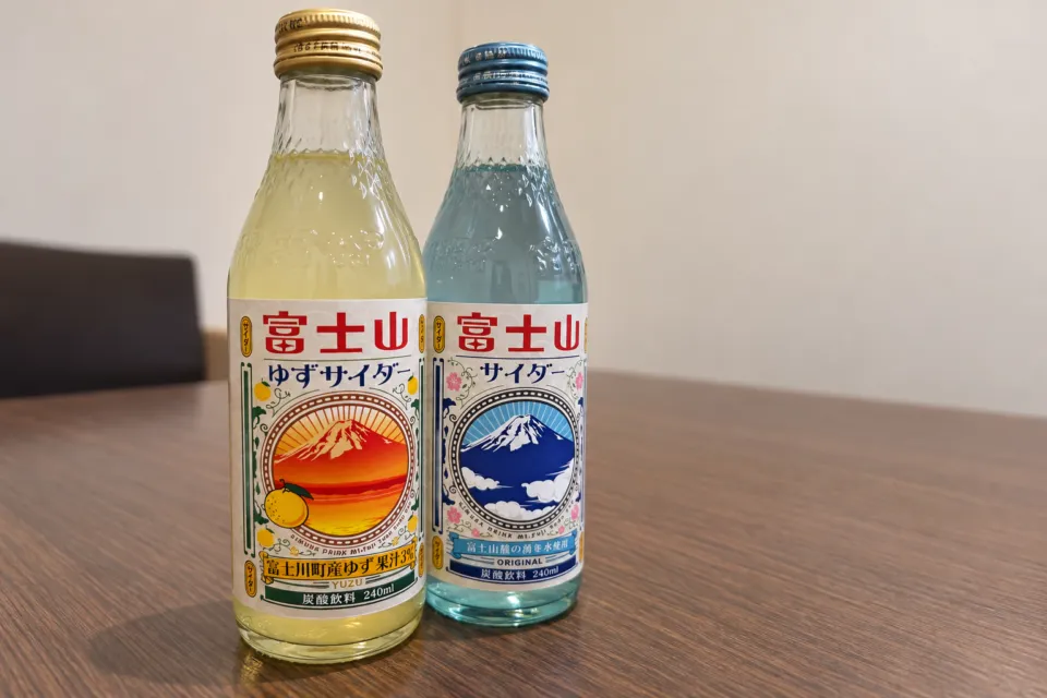 石松餃子 本店の二種類のサイダー