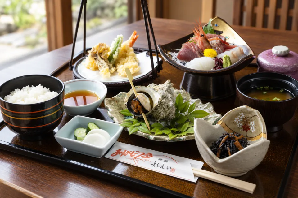 磯膳よしえいの刺身や天ぷらを組み合わせた磯膳 鶴