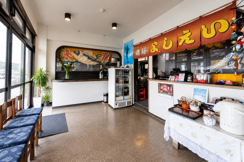 磯膳よしえいの店名の掲示がある受付カウンター
