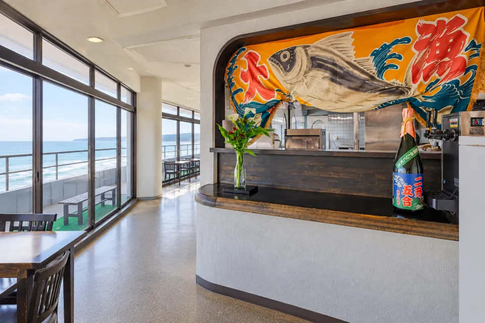 磯膳よしえいの魚を描いた壁面があるカウンター