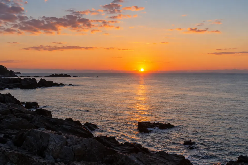 磯膳よしえいの夕日に染まる海の風景
