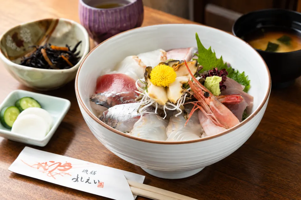 磯膳よしえいの魚介を盛り付けた海鮮丼