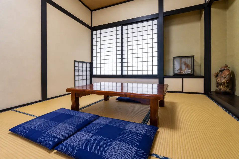 磯膳よしえいの座布団を配した小さな座敷