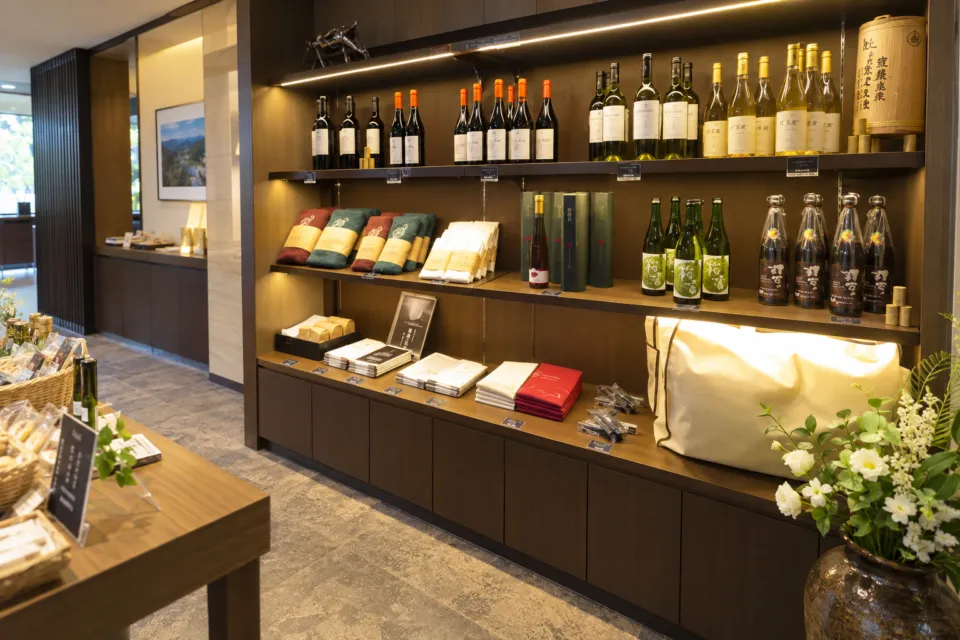 石見ワイナリーホテル美郷のワインと土産が並ぶ売店