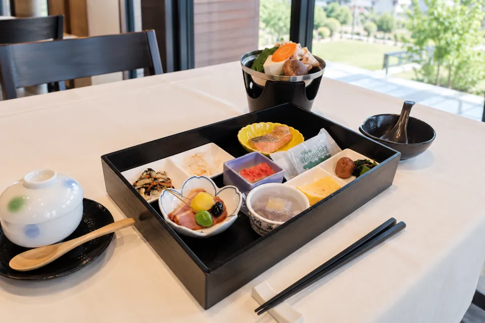 石見ワイナリーホテル美郷の和朝食の配膳