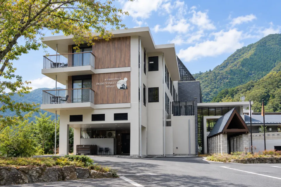 石見ワイナリーホテル美郷の川沿いのホテル外観