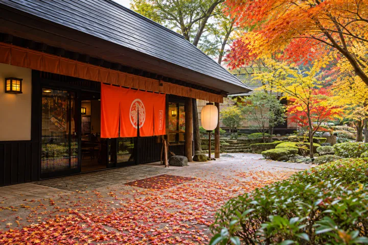 祖谷そば もみじ亭の紅葉と暖簾のある古民家の外観