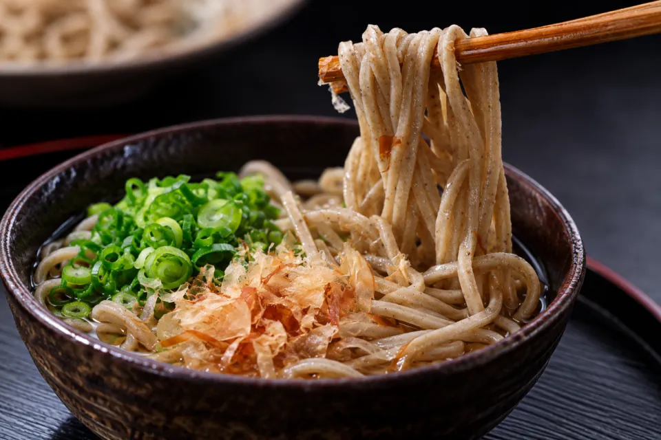 本格手打蕎麦 出雲 砂屋の箸で持ち上げた十割そば