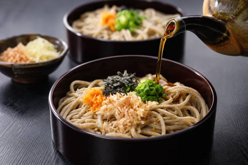 本格手打蕎麦 出雲 砂屋のつゆを注いだ割子そば