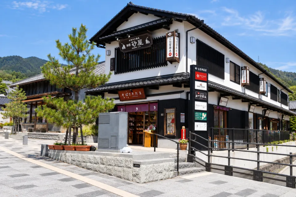 本格手打蕎麦 出雲 砂屋の店舗が入る建物の外観