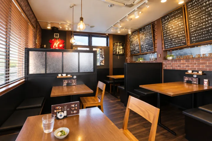本格手打蕎麦 出雲 砂屋の木のテーブル席と食卓