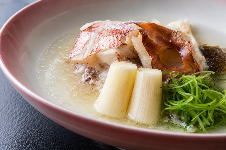 蛇の目寿しの白身魚と野菜を合わせた温かい料理