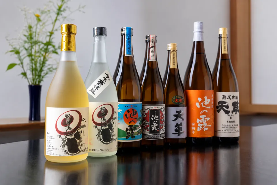 蛇の目寿しの天草ゆかりの焼酎が並ぶボトル