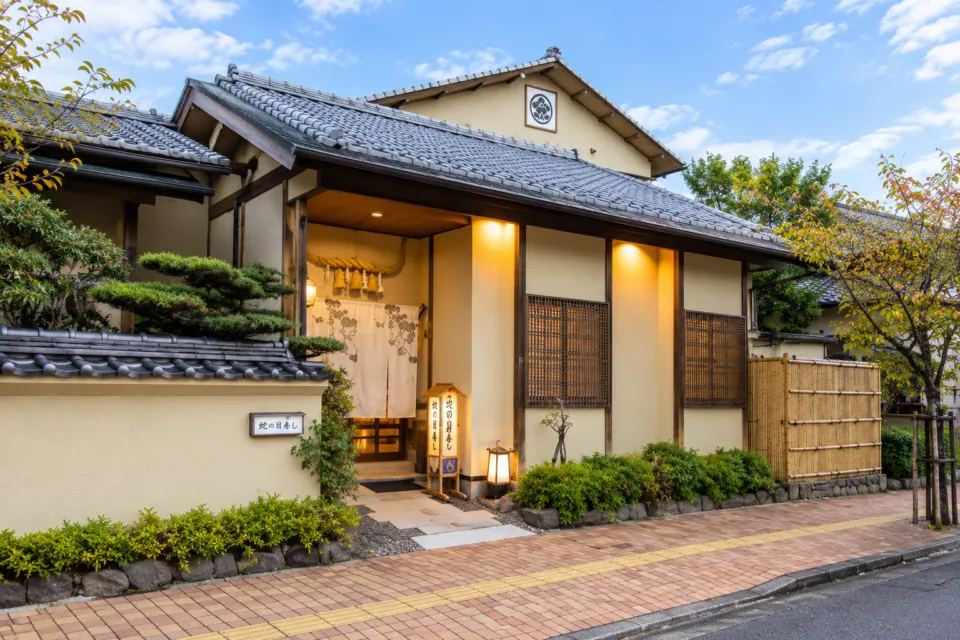 蛇の目寿しの店舗正面の瓦屋根と入口