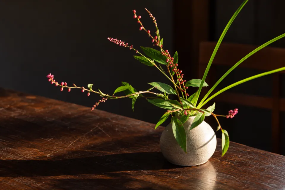 食事と喫茶Jeenyaの花器に生けた秋のミズヒキ