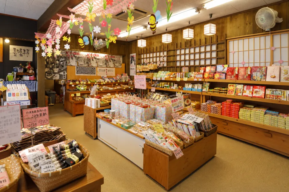 神楽宿の土産品を並べた売店