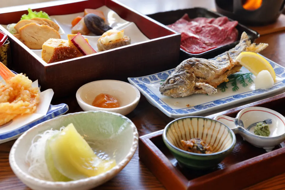 神楽宿の座敷で用意された魚と小鉢の御膳