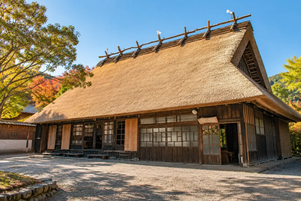 神楽宿の茅葺き屋根の宵殿屋敷
