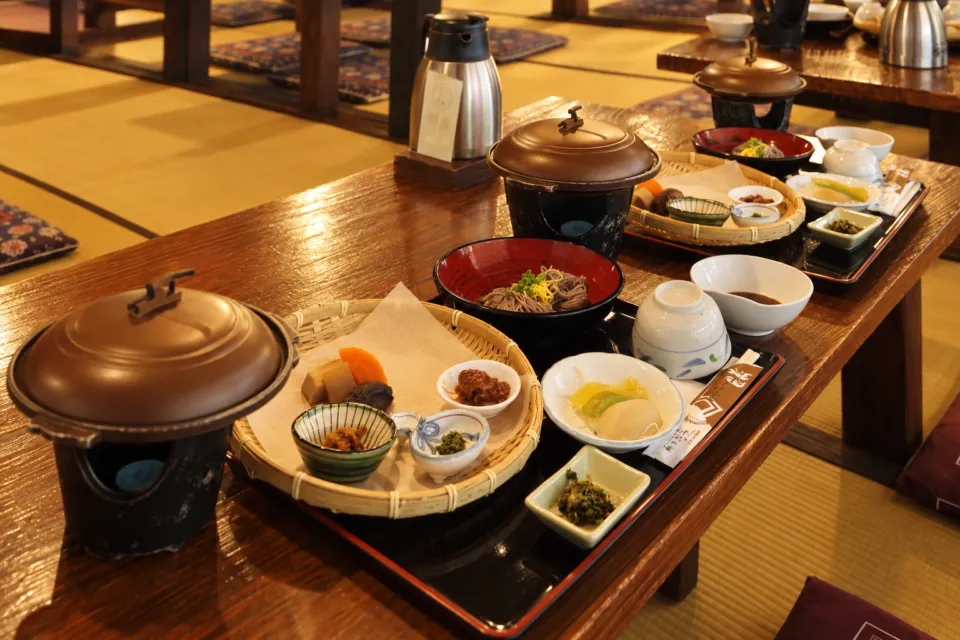 神楽宿の低い食卓に並べた団体用の御膳