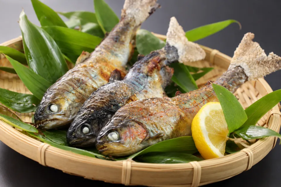 神楽宿の籠に盛られた魚の塩焼き