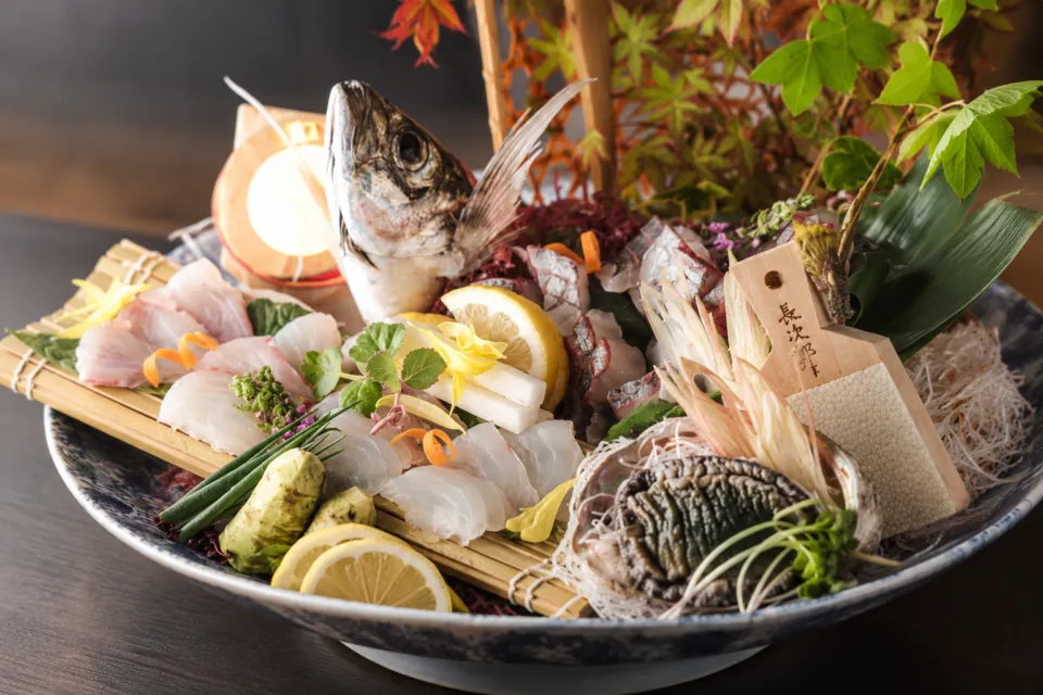 海鮮料理 えいたろうの魚介を盛り合わせた大皿