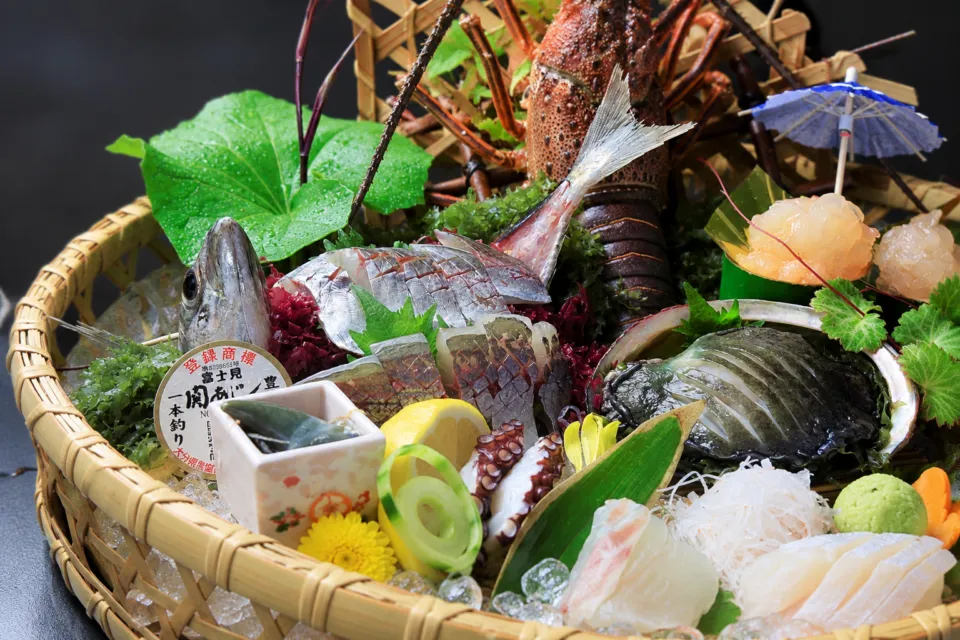 海鮮料理 えいたろうの籠に盛られた魚介のお造り