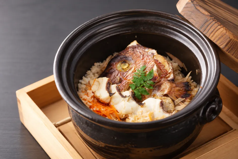 海鮮料理 えいたろうの魚と具材を載せた釜飯